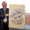 Clemens Baumgärtner präsentiert das Oktoberfestplakat 2021